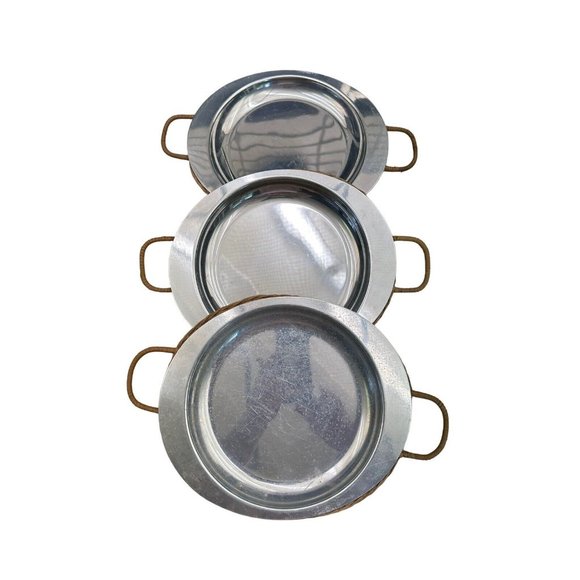 Vintage Set Of 3 Cavalier Nasco Aluminum Plates With 3 Rattan Wicker Holders - Picture 6 of 12